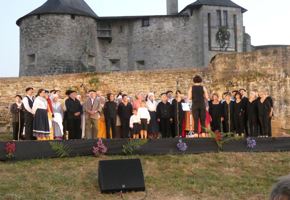 Berehala 20 urte ospatzen dütü Les amis du Chateau alkarteak